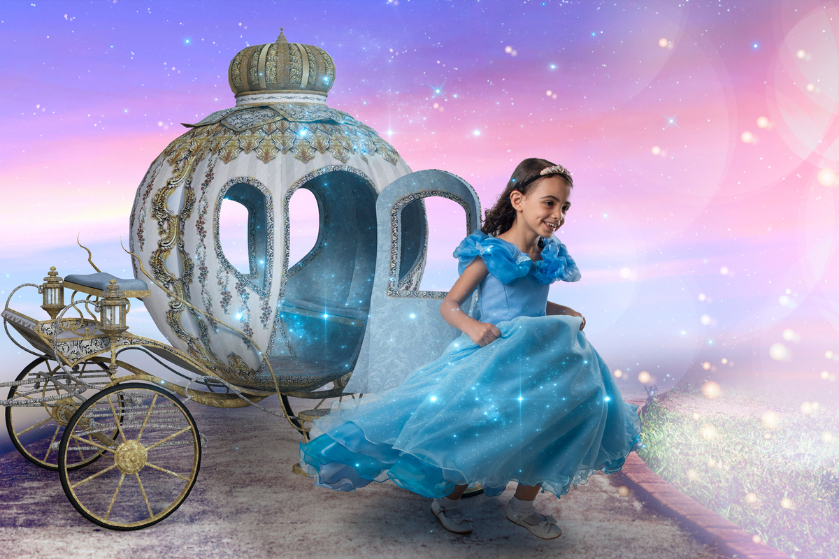 Ensaio Infantil Temático Cinderela, com vestido igual ao do filme da Disney, Cinderela saindo da Carruagem