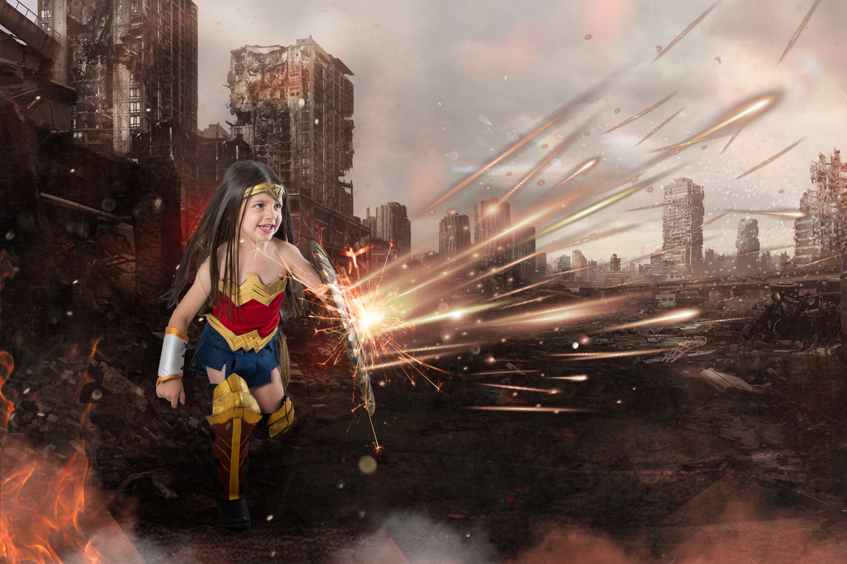 Ensaio fotográfico infantil tema Mulher Maravilha, com roupa do filme de 2017, escudo e espada realistas 