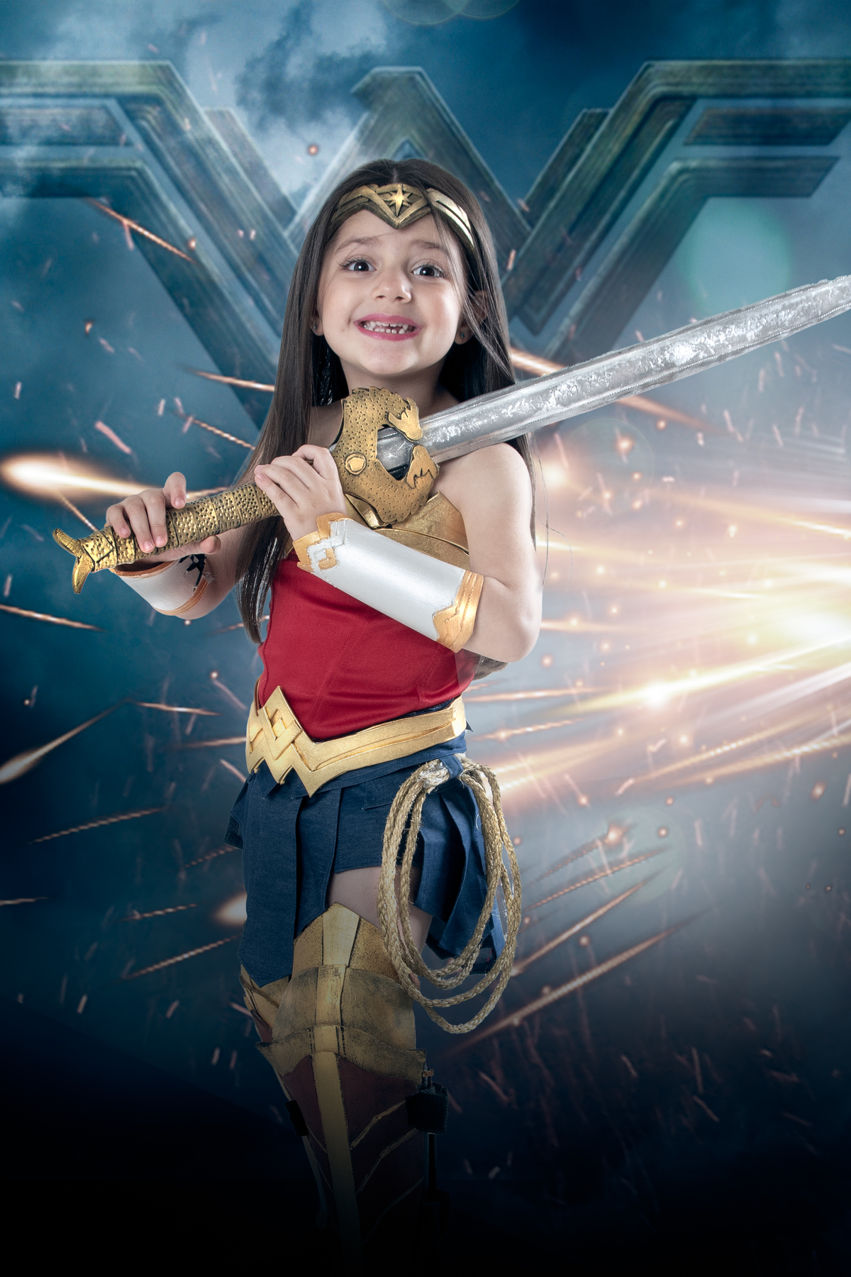 Ensaio fotográfico infantil tema Mulher Maravilha, com roupa do filme de 2017, escudo e espada realistas 