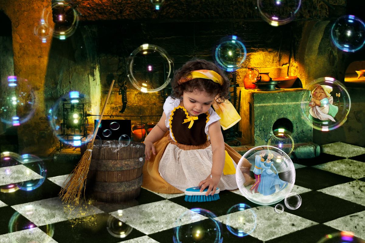 Gata borralheira limpando o chão nesse ensaio fotografico encantado da Cinderela 