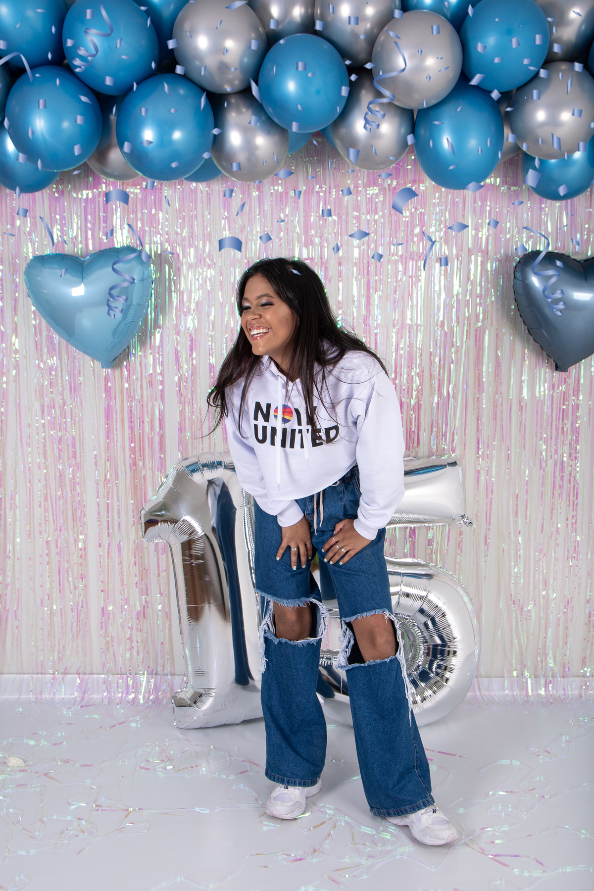 Ensaio fotográfico 15 anos com balões, confetes, cupcake, velas divertidas e muita criatividade. 