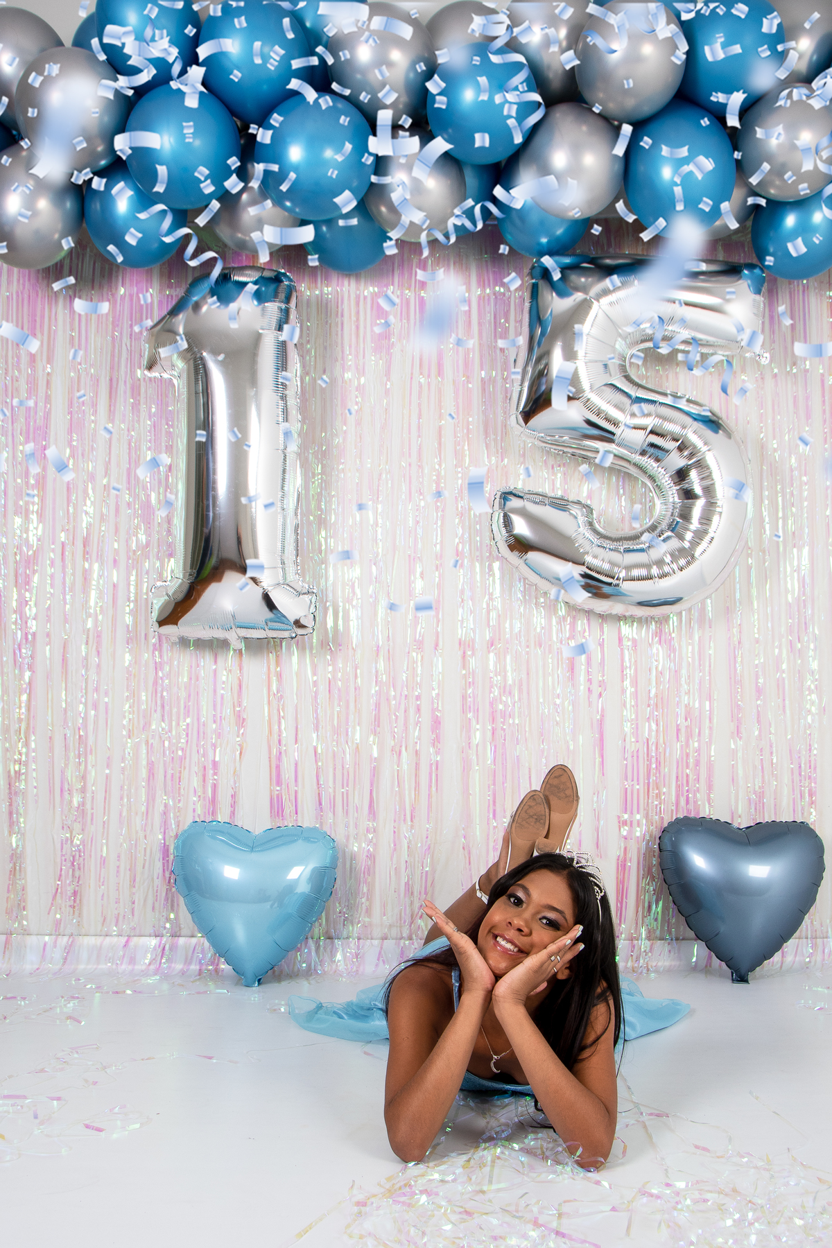 Ensaio fotográfico 15 anos com balões, confetes, cupcake, velas divertidas e muita criatividade. 