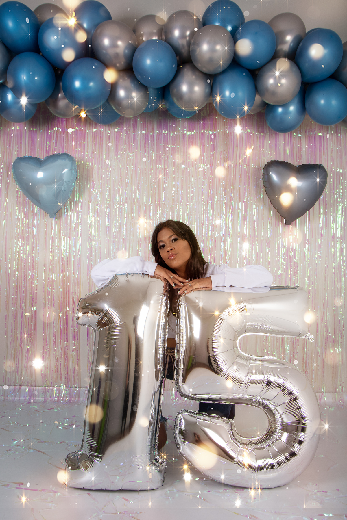 Ensaio fotográfico 15 anos com balões, confetes, cupcake, velas divertidas e muita criatividade. 