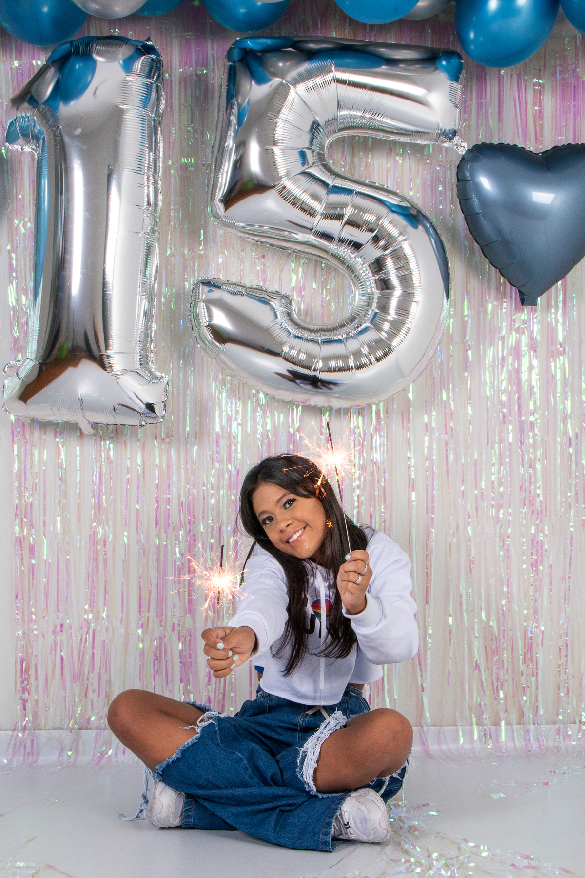 Ensaio fotográfico 15 anos com balões, confetes, cupcake, velas divertidas e muita criatividade. 