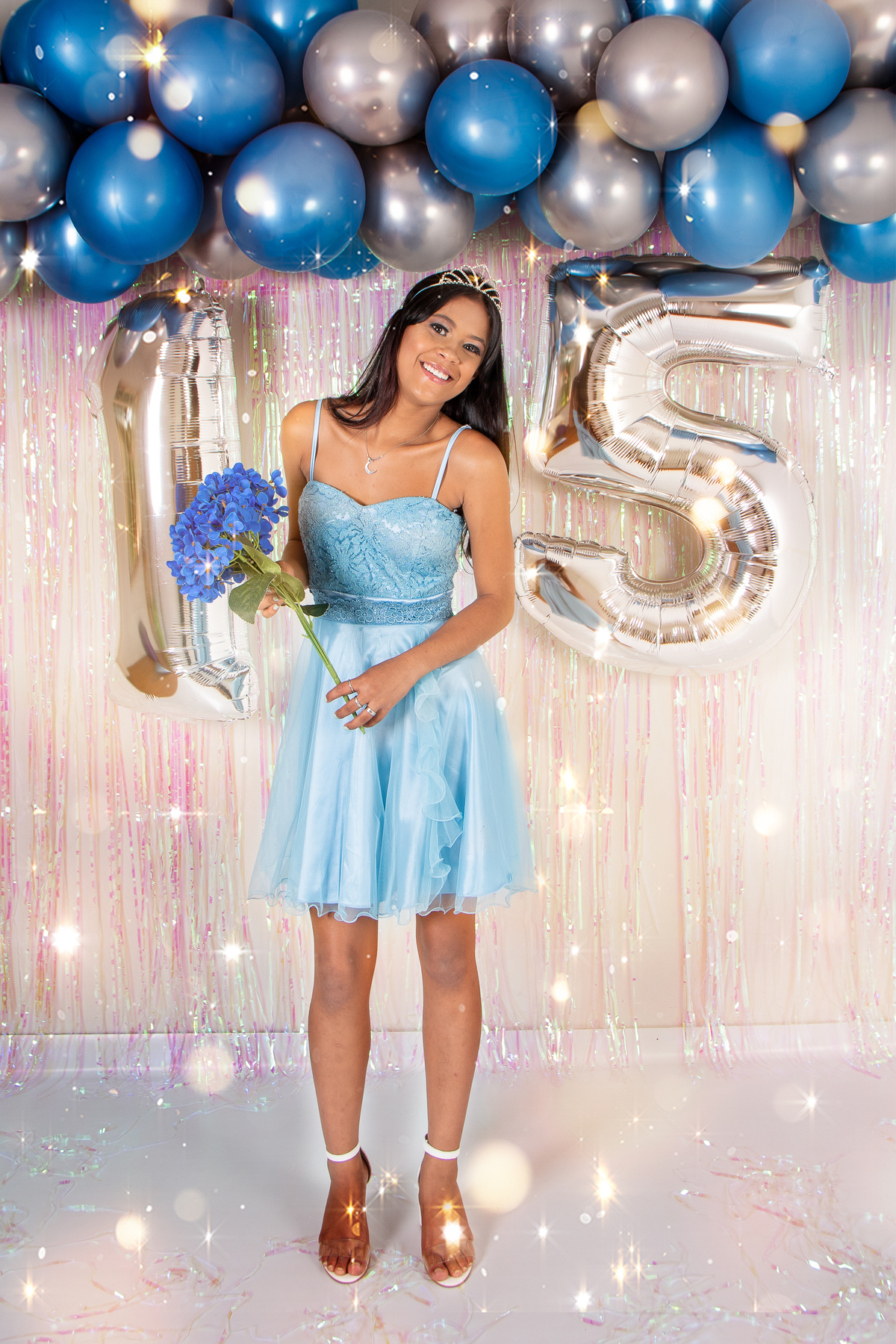 Ensaio fotográfico 15 anos com balões, confetes, cupcake, velas divertidas e muita criatividade. 