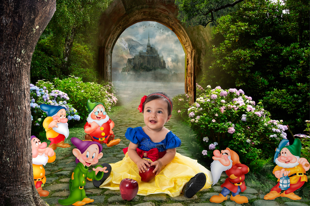 Smash the cake com fotos lúdicas no tema Branca de Neve, primeiro fazemos as fotos lúdicas, depois as fotos do banho de do bolo, enriquecendo ainda mais o primeiro ano da bebê