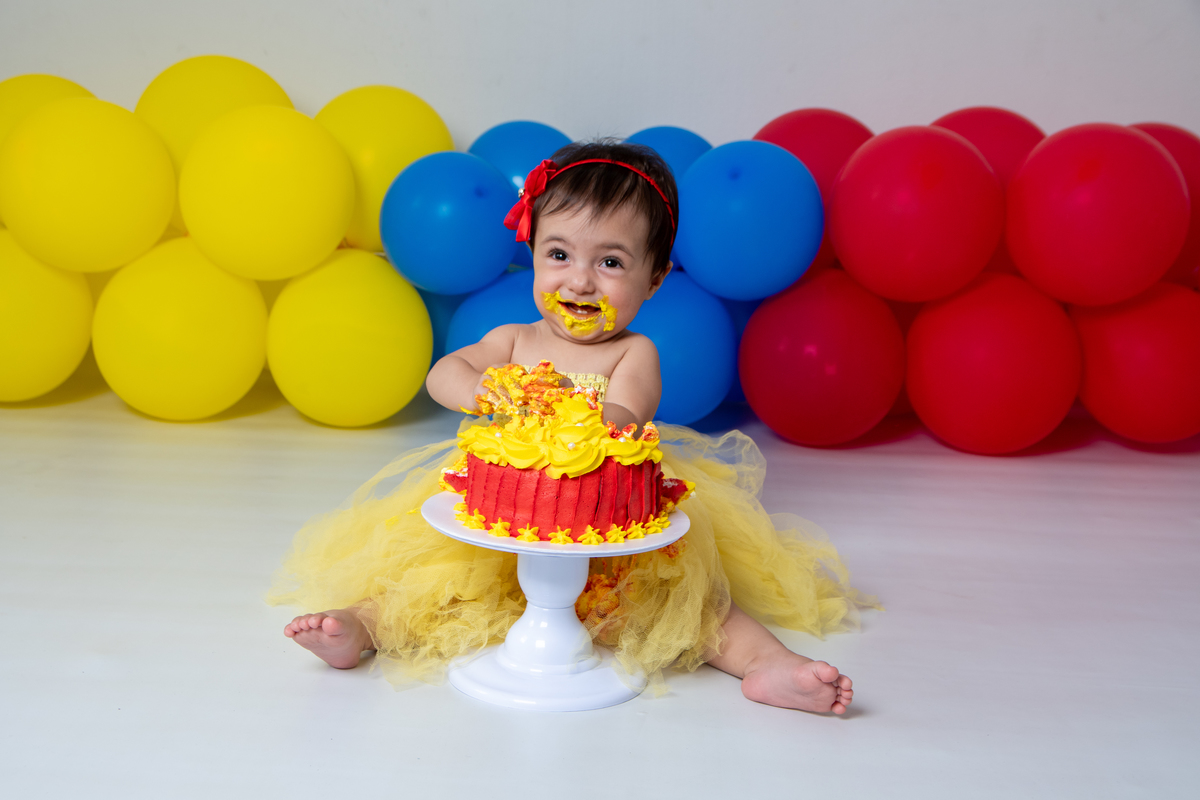 Smash the cake com fotos lúdicas no tema Branca de Neve, primeiro fazemos as fotos lúdicas, depois as fotos do banho de do bolo, enriquecendo ainda mais o primeiro ano da bebê
