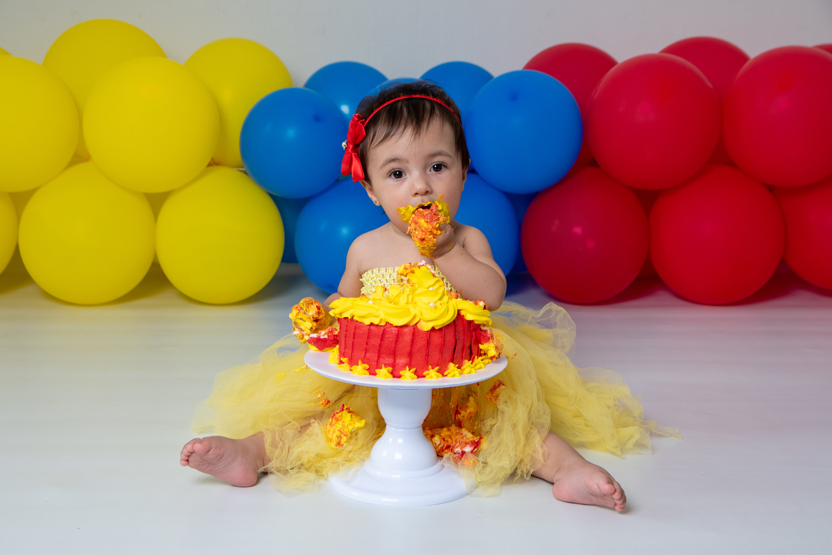 Smash the cake com fotos lúdicas no tema Branca de Neve, primeiro fazemos as fotos lúdicas, depois as fotos do banho de do bolo, enriquecendo ainda mais o primeiro ano da bebê