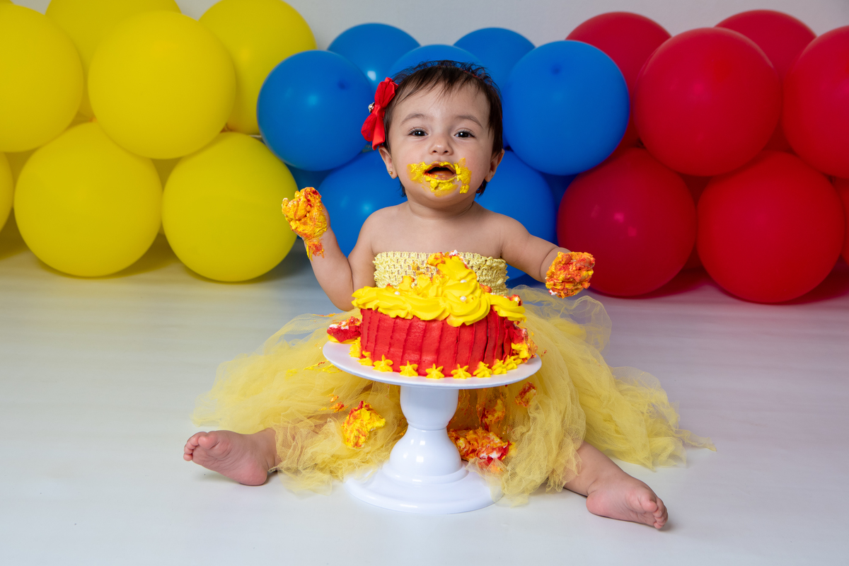 Smash the cake com fotos lúdicas no tema Branca de Neve, primeiro fazemos as fotos lúdicas, depois as fotos do banho de do bolo, enriquecendo ainda mais o primeiro ano da bebê
