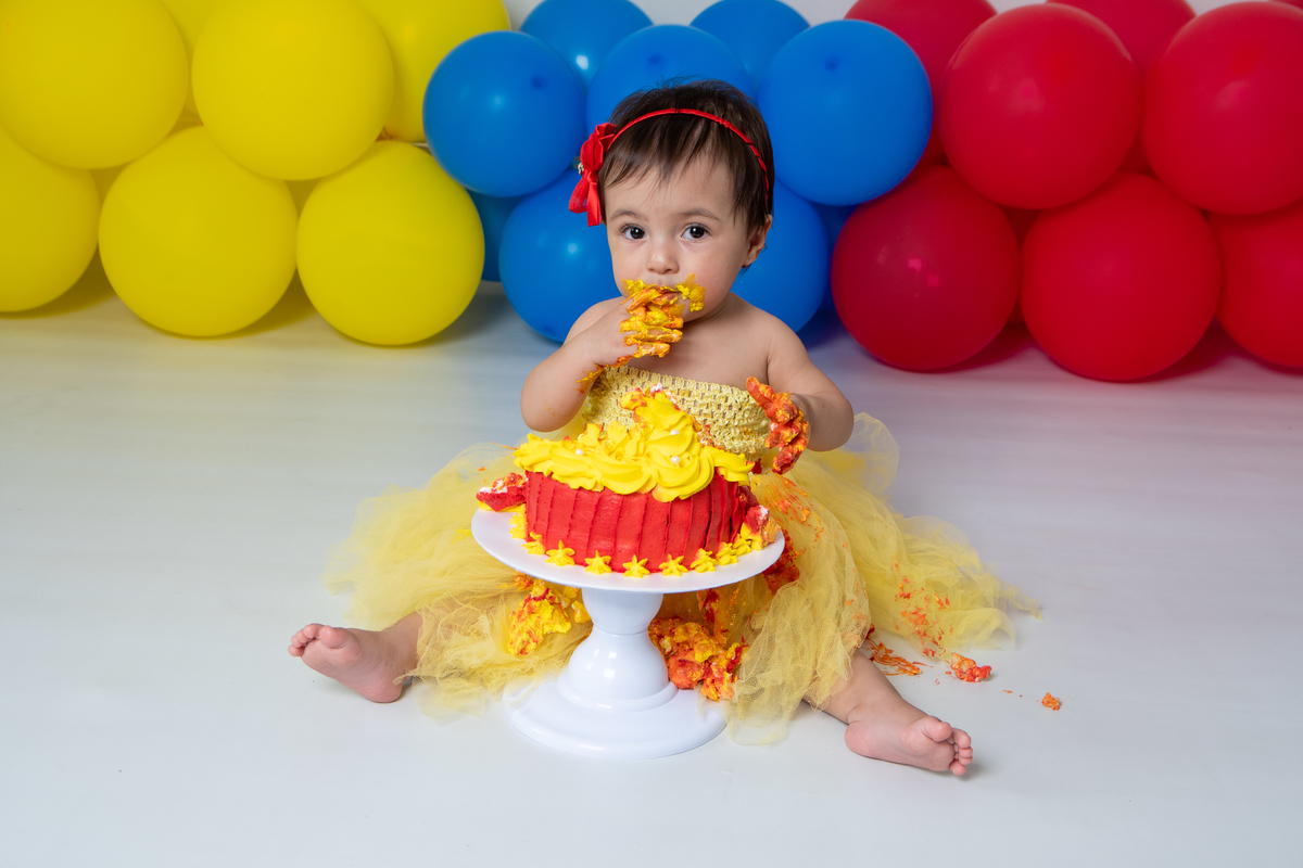Smash the cake com fotos lúdicas no tema Branca de Neve, primeiro fazemos as fotos lúdicas, depois as fotos do banho de do bolo, enriquecendo ainda mais o primeiro ano da bebê
