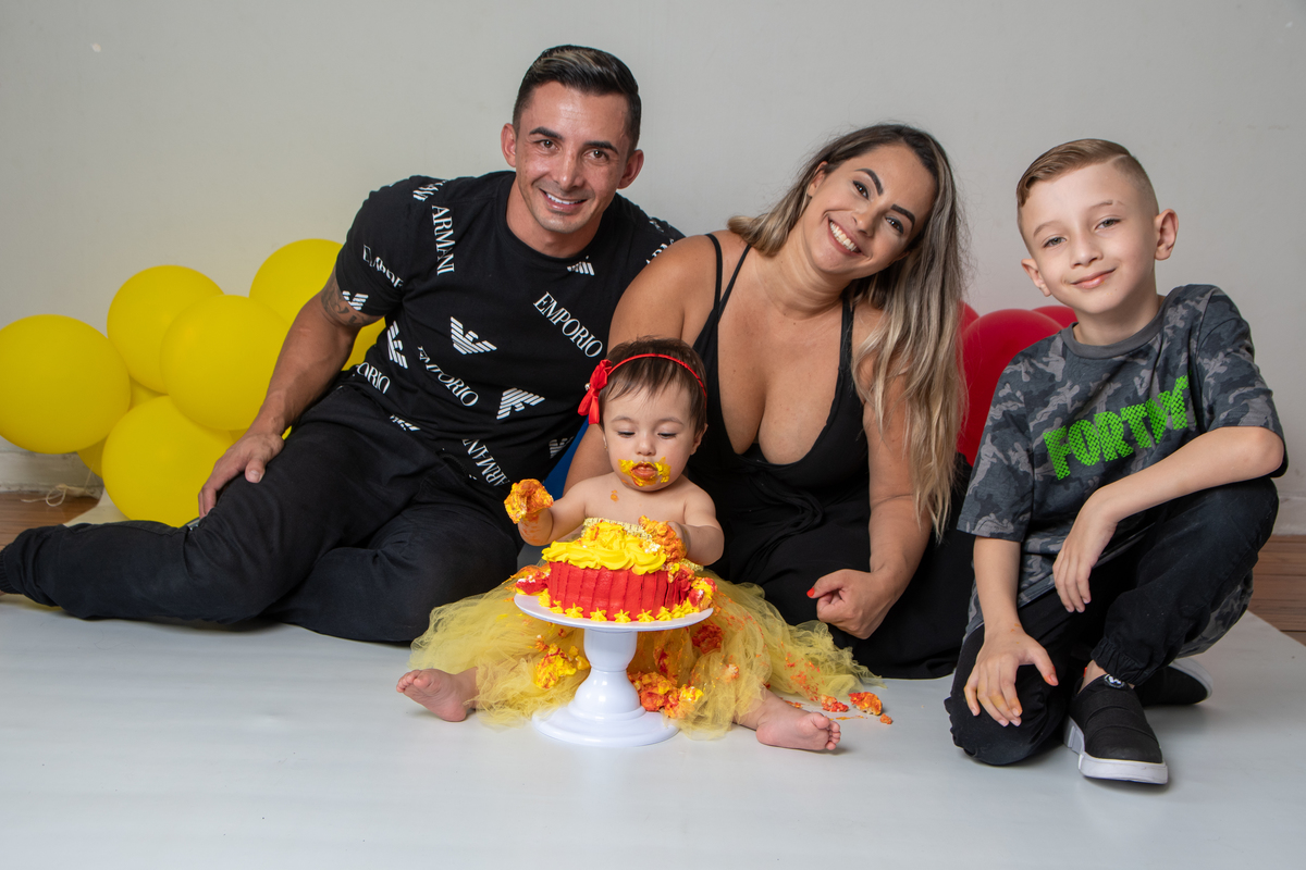 A Mamãe, o papai e até o irmaozão participam do smash the cake 
