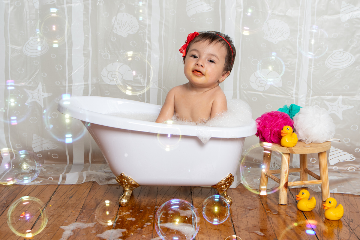 Hora do banho no smash the cake, que hora mais feliz e cheia de bolhas de sabão