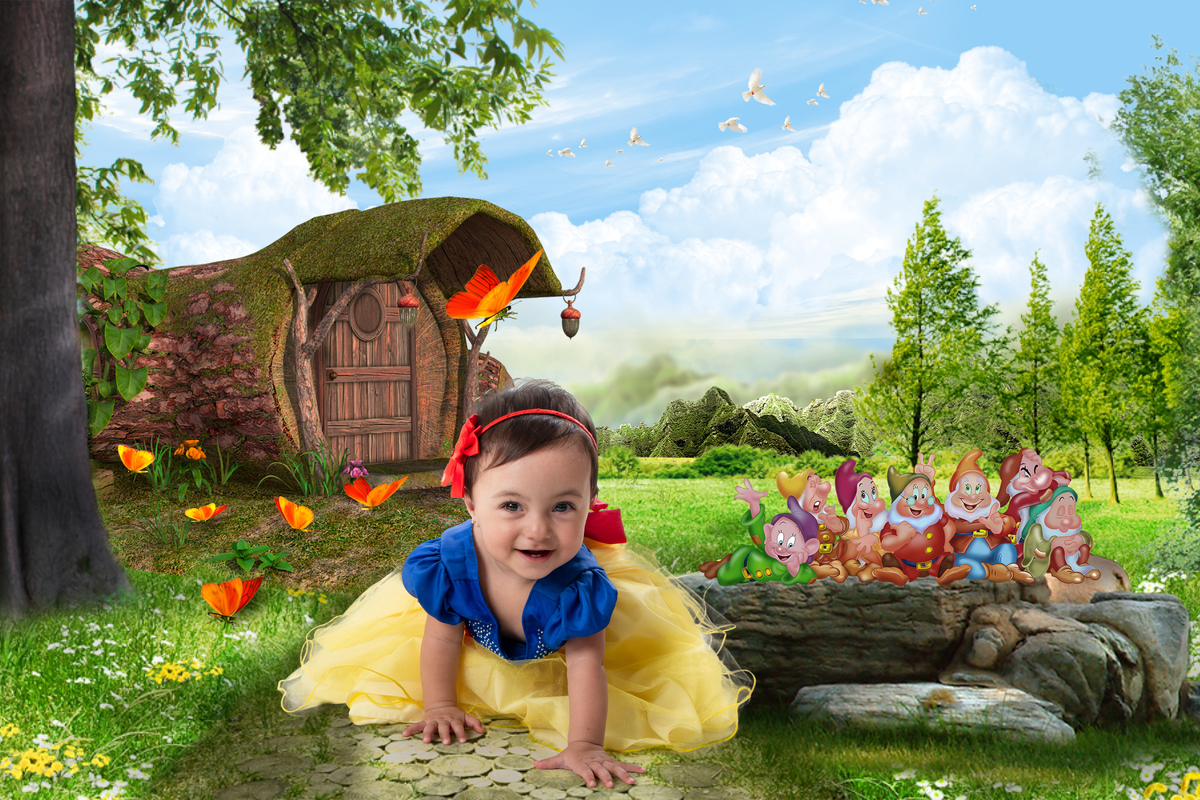 Smash the cake com fotos lúdicas no tema Branca de Neve, primeiro fazemos as fotos lúdicas, depois as fotos do banho de do bolo, enriquecendo ainda mais o primeiro ano da bebê