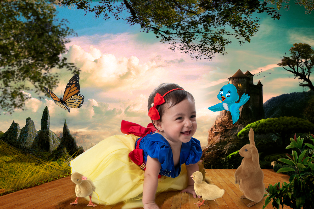 Smash the cake com fotos lúdicas no tema Branca de Neve, primeiro fazemos as fotos lúdicas, depois as fotos do banho de do bolo, enriquecendo ainda mais o primeiro ano da bebê