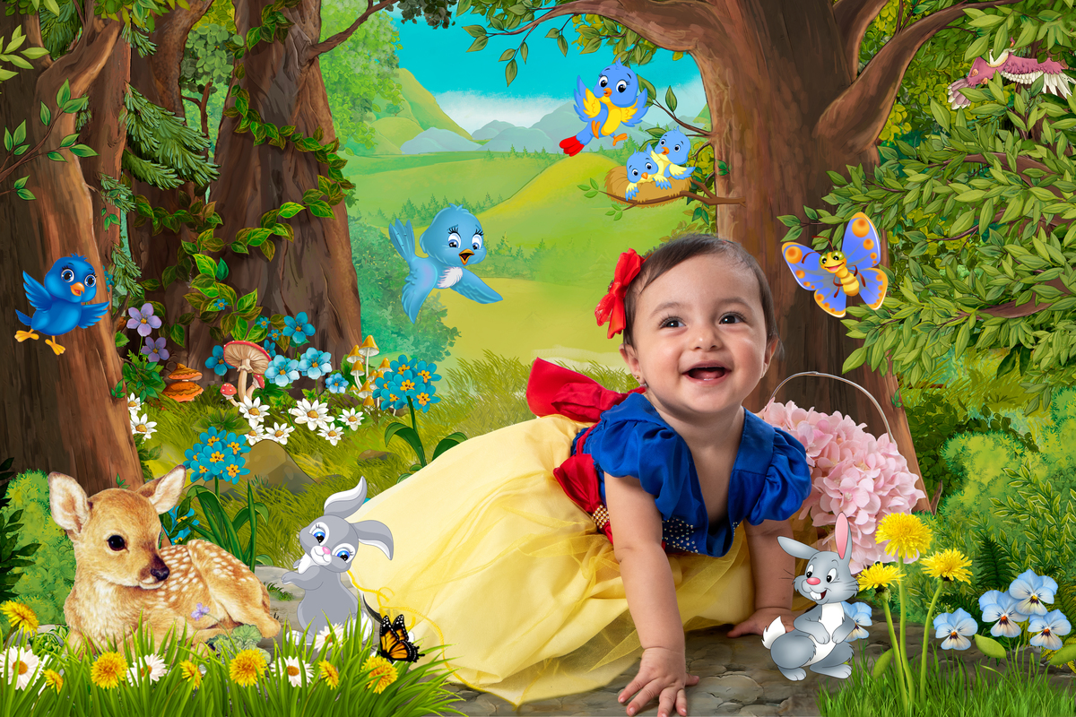 Smash the cake com fotos lúdicas no tema Branca de Neve, primeiro fazemos as fotos lúdicas, depois as fotos do banho de do bolo, enriquecendo ainda mais o primeiro ano da bebê