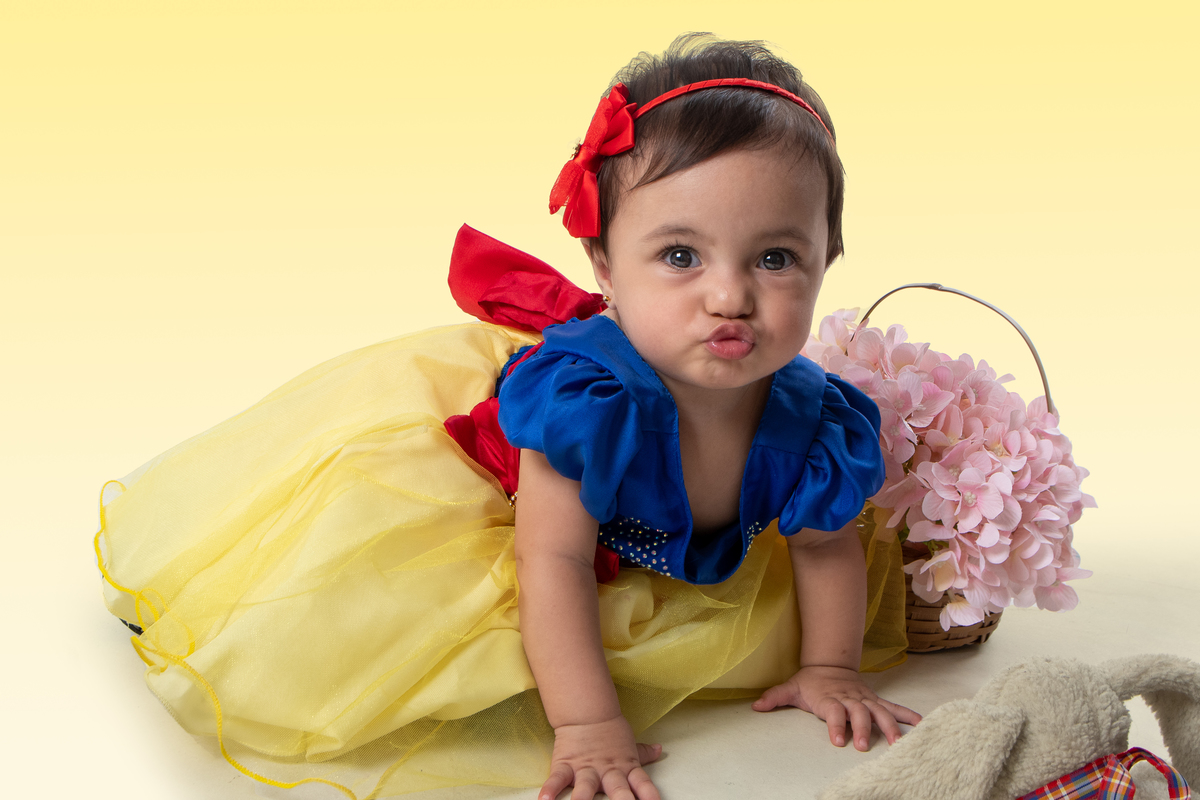 Smash the cake com fotos lúdicas no tema Branca de Neve, primeiro fazemos as fotos lúdicas, depois as fotos do banho de do bolo, enriquecendo ainda mais o primeiro ano da bebê