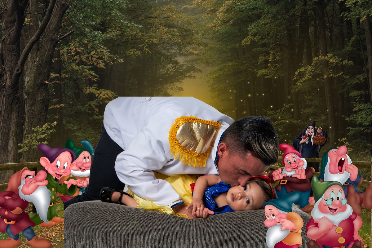 Smash the cake com fotos lúdicas no tema Branca de Neve, primeiro fazemos as fotos lúdicas, depois as fotos do banho de do bolo, enriquecendo ainda mais o primeiro ano da bebê