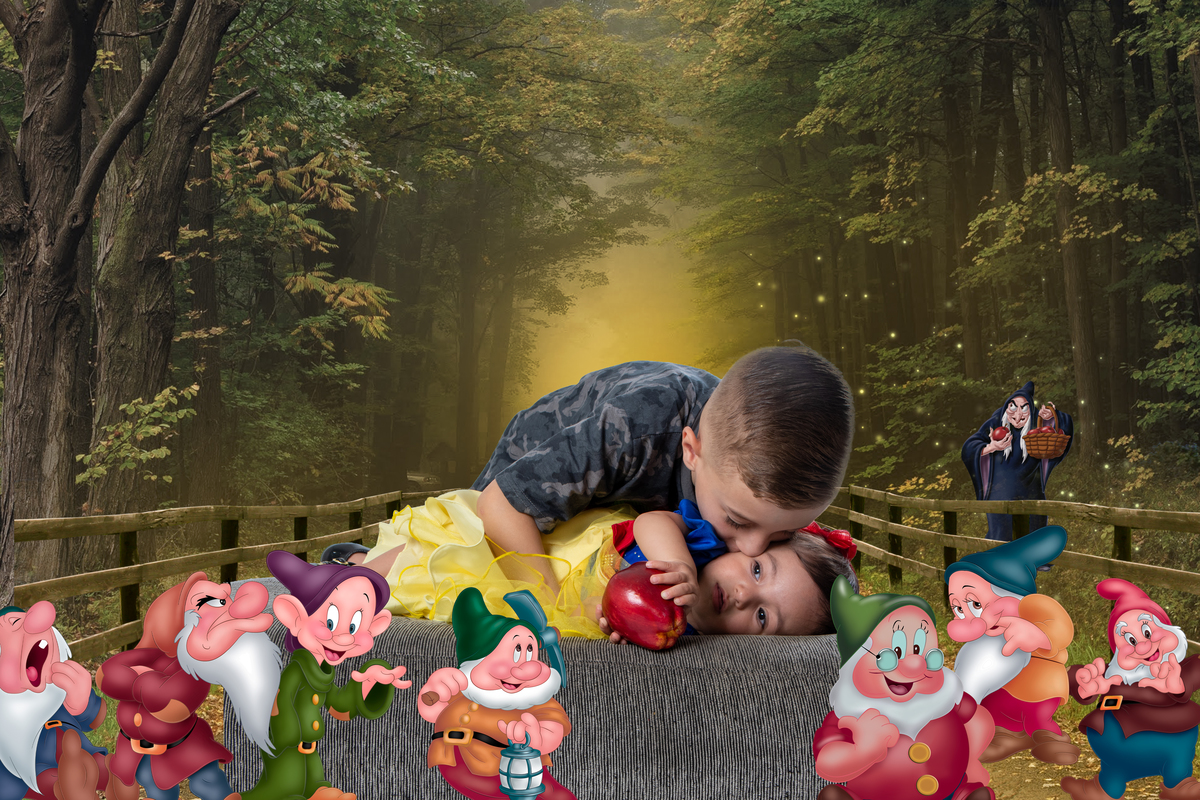 Smash the cake com fotos lúdicas no tema Branca de Neve, primeiro fazemos as fotos lúdicas, depois as fotos do banho de do bolo, enriquecendo ainda mais o primeiro ano da bebê