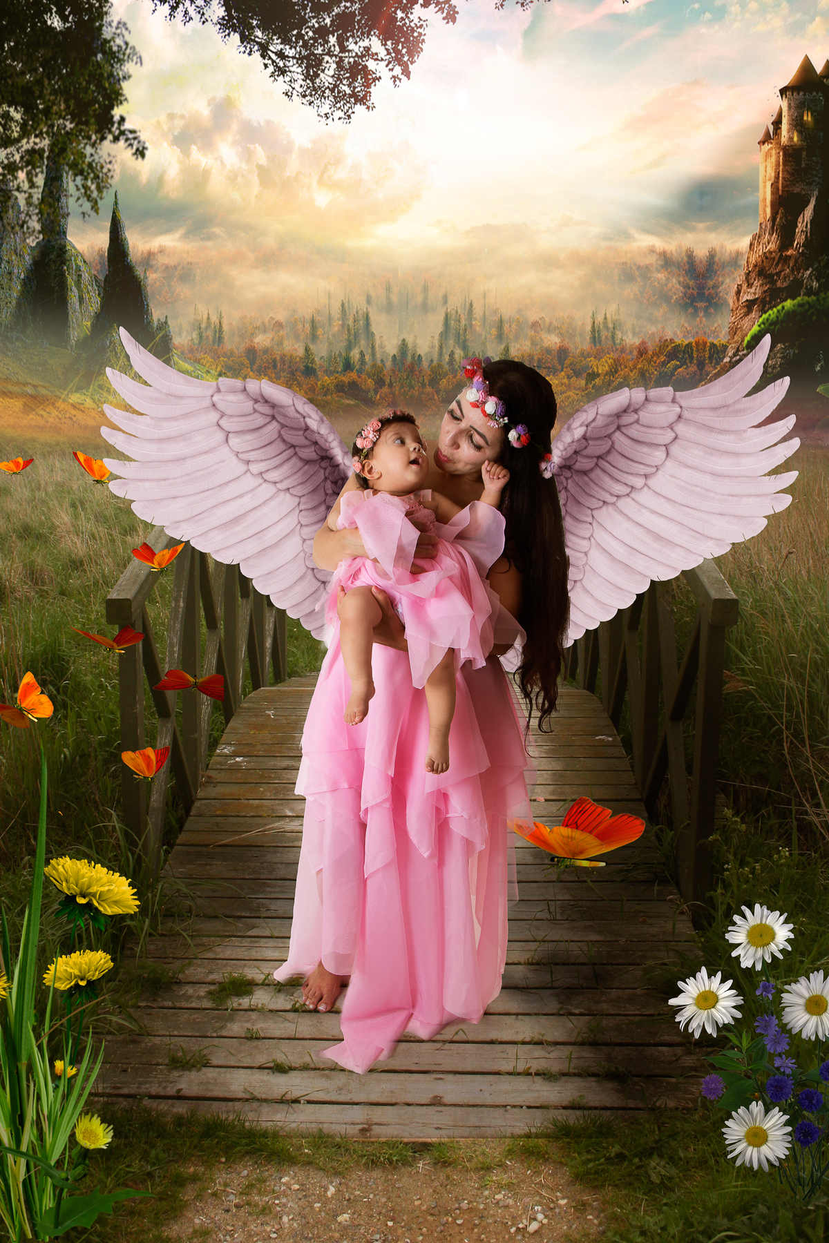 Ensaio fotográfico lúdico com tema Jardim encantado, mãe segurando a filha com asas de fada