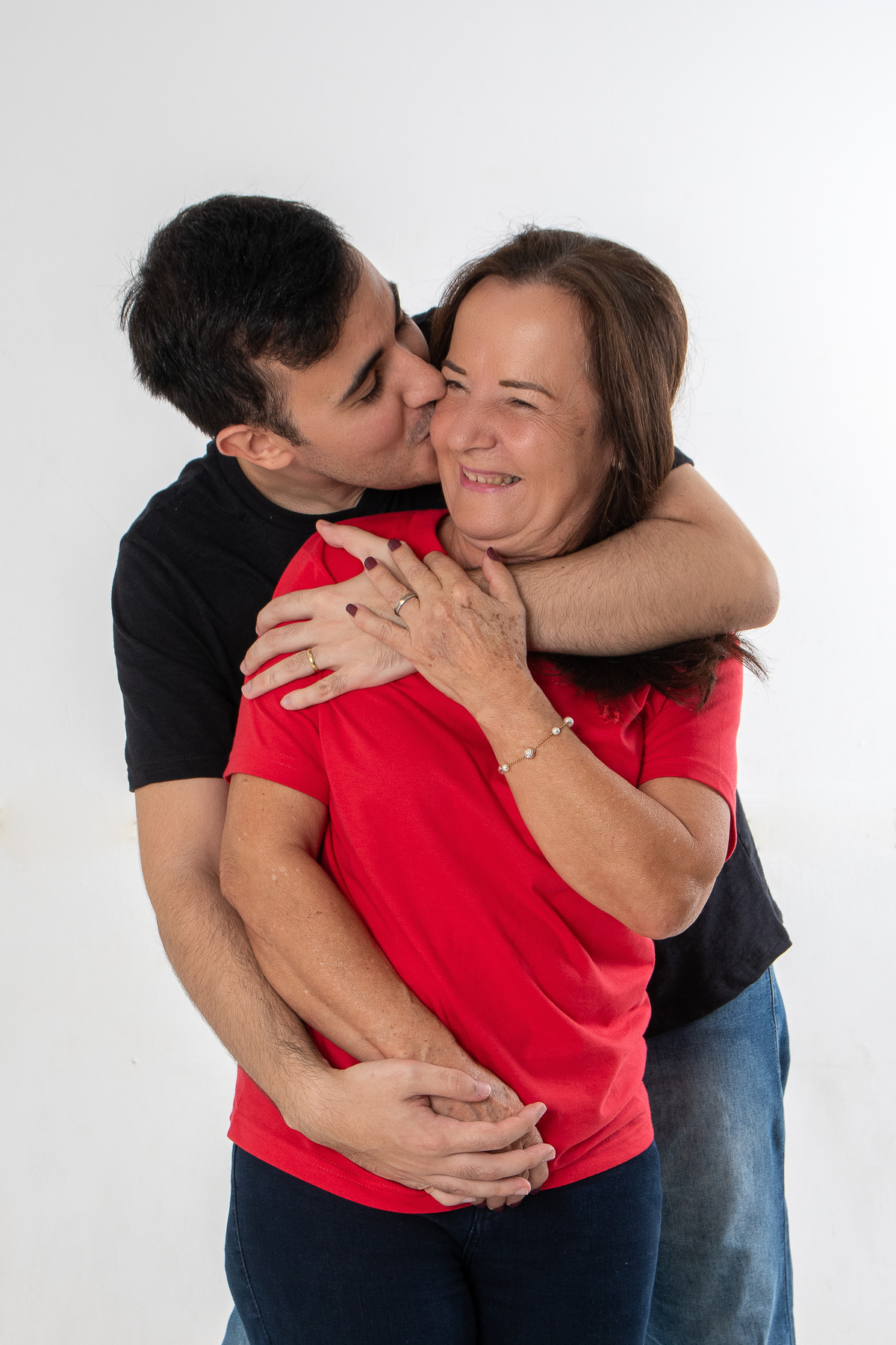 Familia linda! mãe os quatro filhos já adultos numa linda homenagem para a mãe.