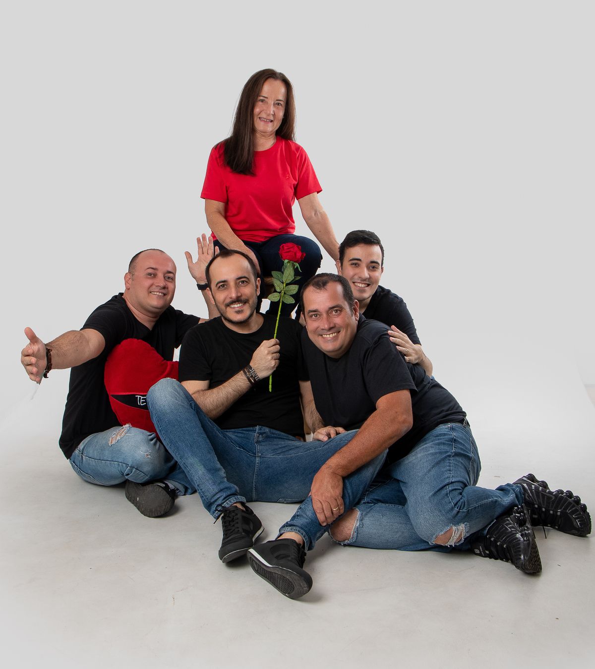 Familia linda! mãe os quatro filhos já adultos numa linda homenagem para a mãe.