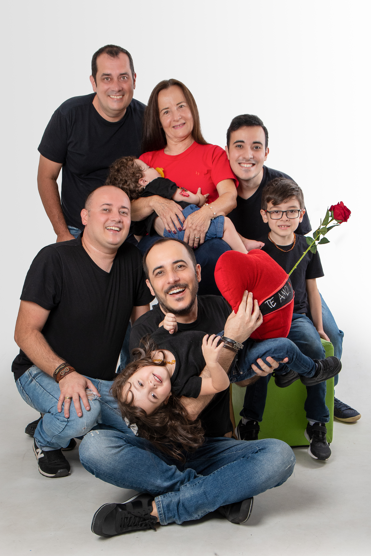 Familia linda! mãe os quatro filhos já adultos numa linda homenagem para a mãe.