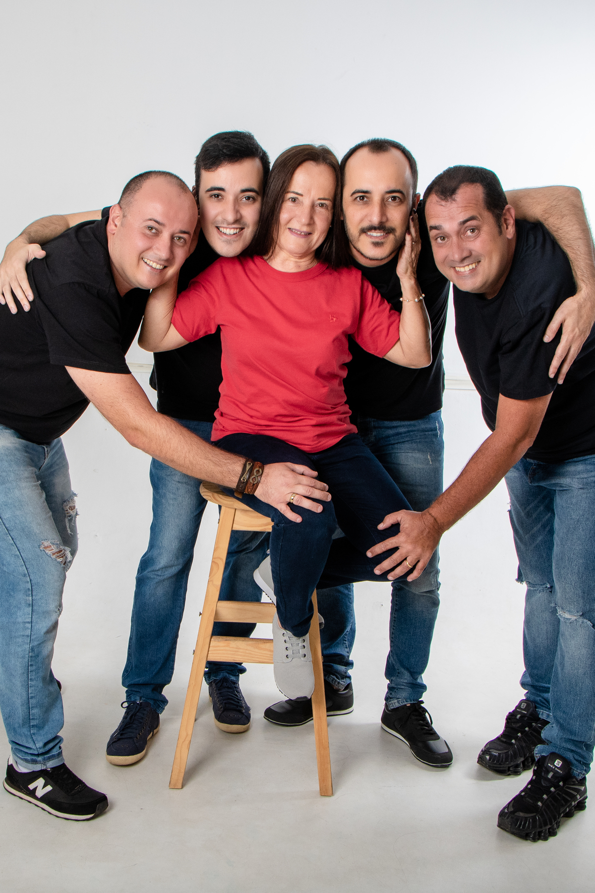 Familia linda! mãe os quatro filhos já adultos numa linda homenagem para a mãe.