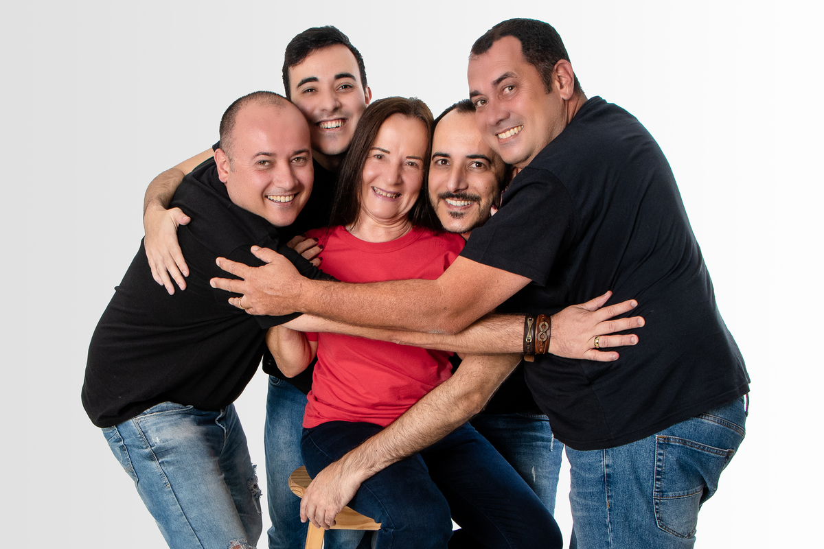 Familia linda! mãe os quatro filhos já adultos numa linda homenagem para a mãe.