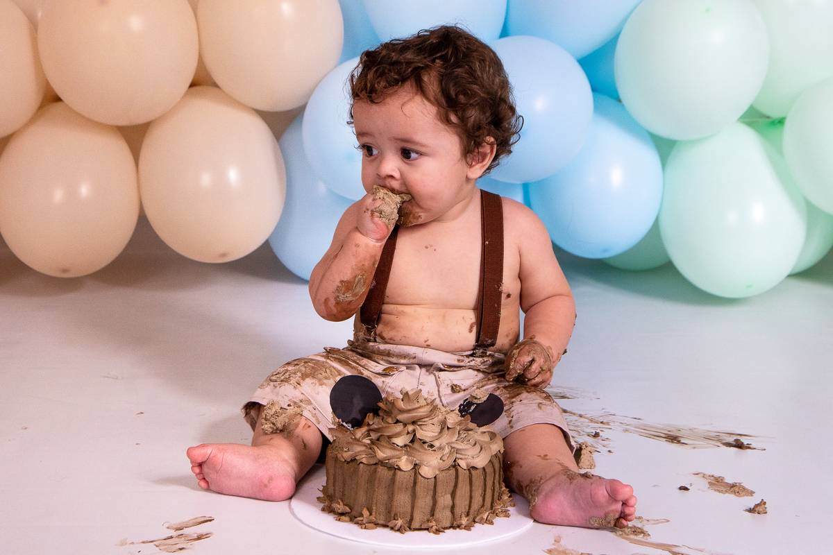 Hora do bolo! Smash the cake super divertido e testemunhando a primeira experiência do bebê com o chantilly