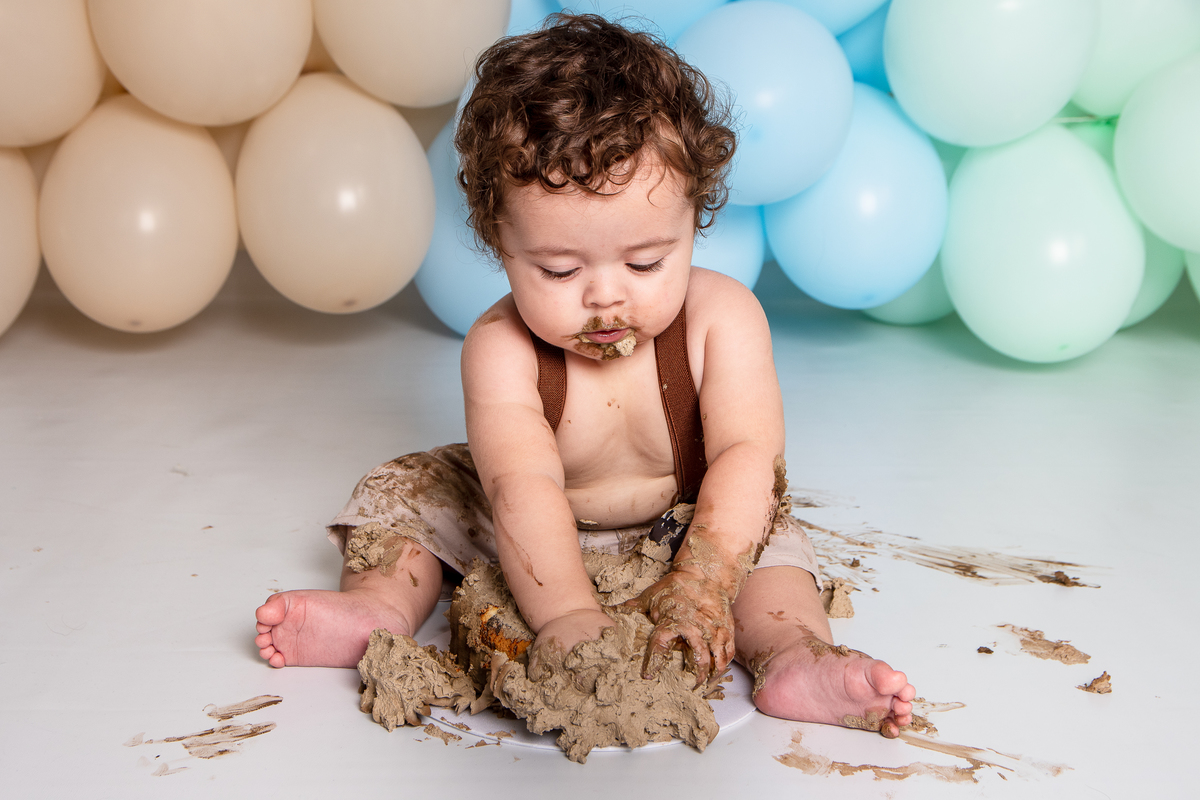 Hora do bolo! Smash the cake super divertido e testemunhando a primeira experiência do bebê com o chantilly