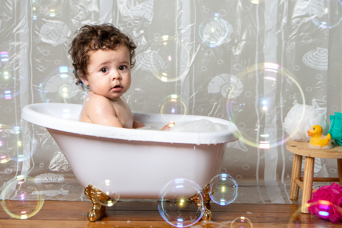 Hora do banho, com banheira, muita espuma e bolinhas de sabão, que não pode faltar