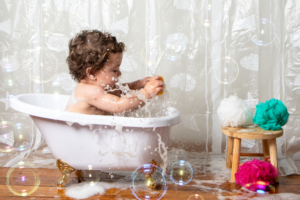 Hora do banho, com banheira, muita espuma e bolinhas de sabão, que não pode faltar