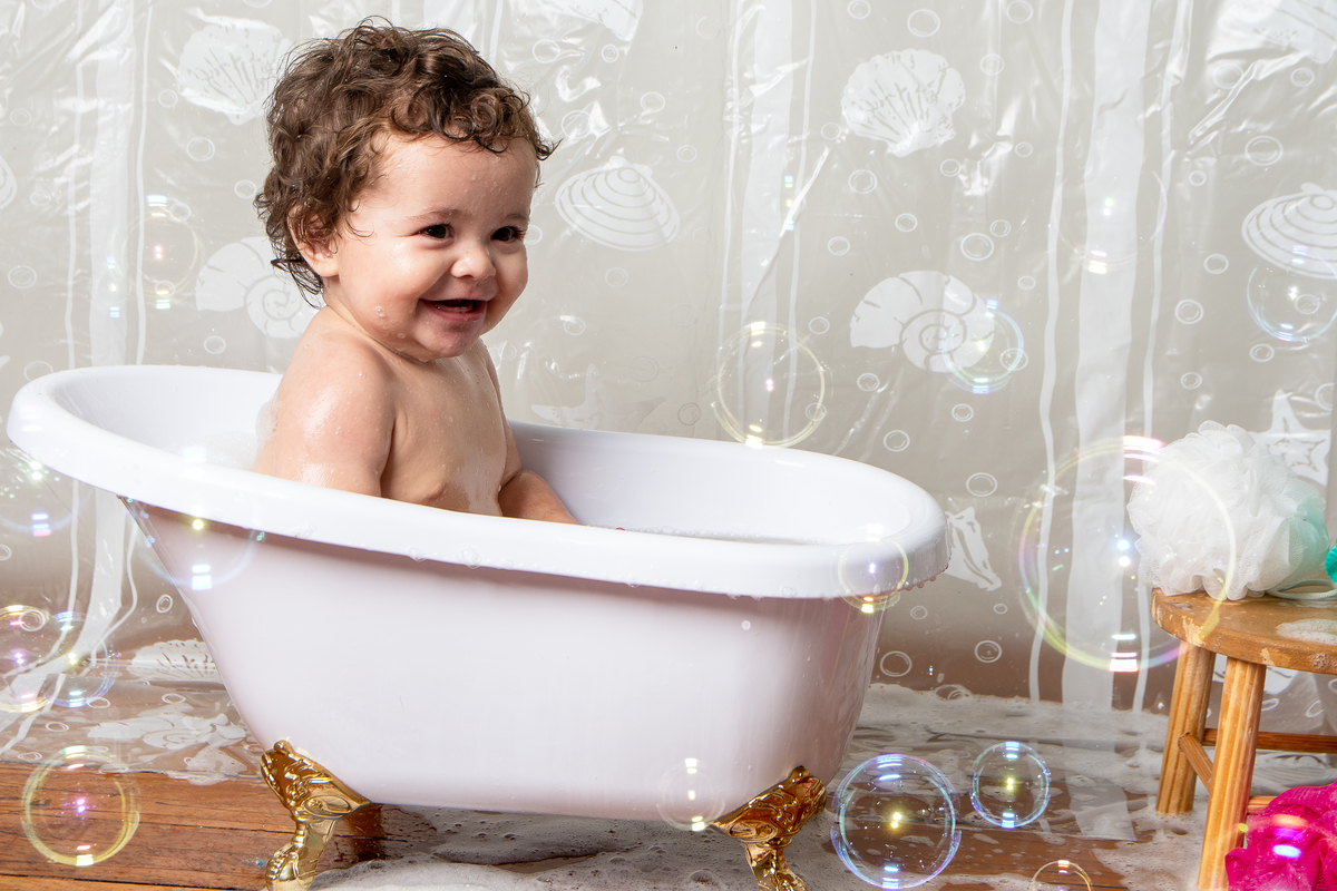 Hora do banho, com banheira, muita espuma e bolinhas de sabão, que não pode faltar