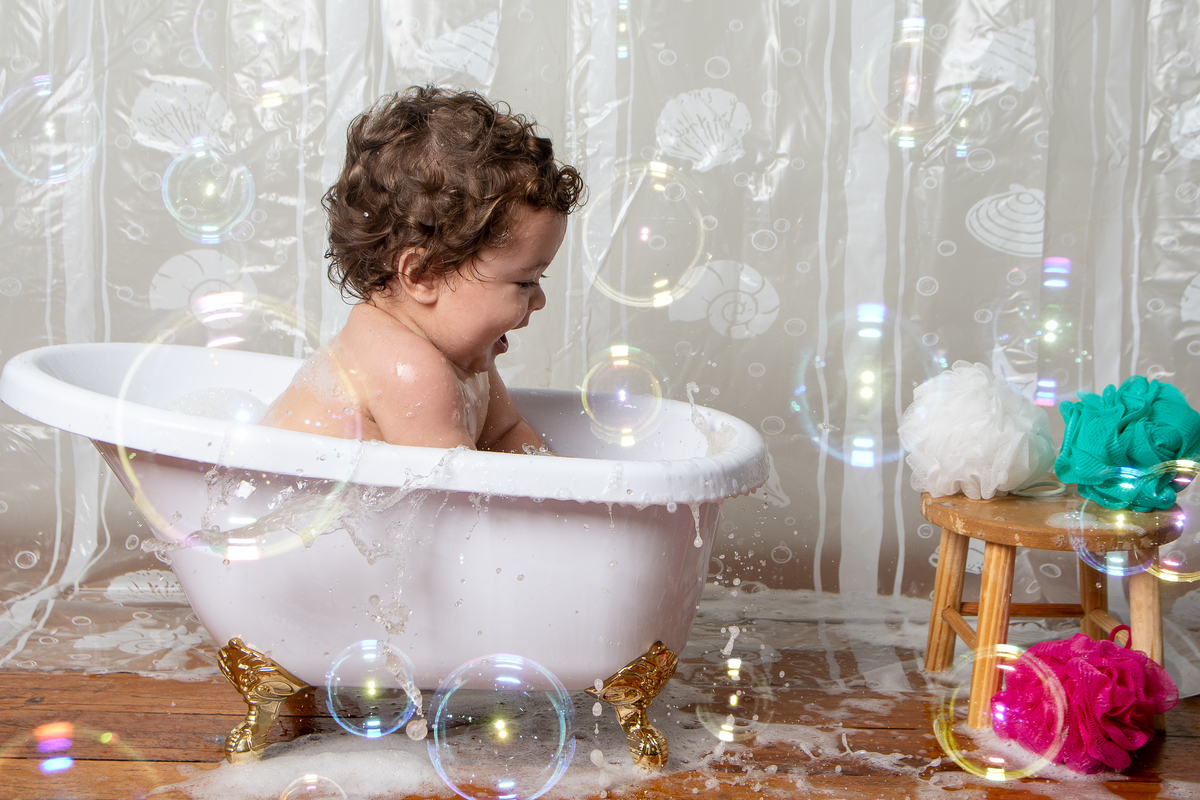 Hora do banho, com banheira, muita espuma e bolinhas de sabão, que não pode faltar