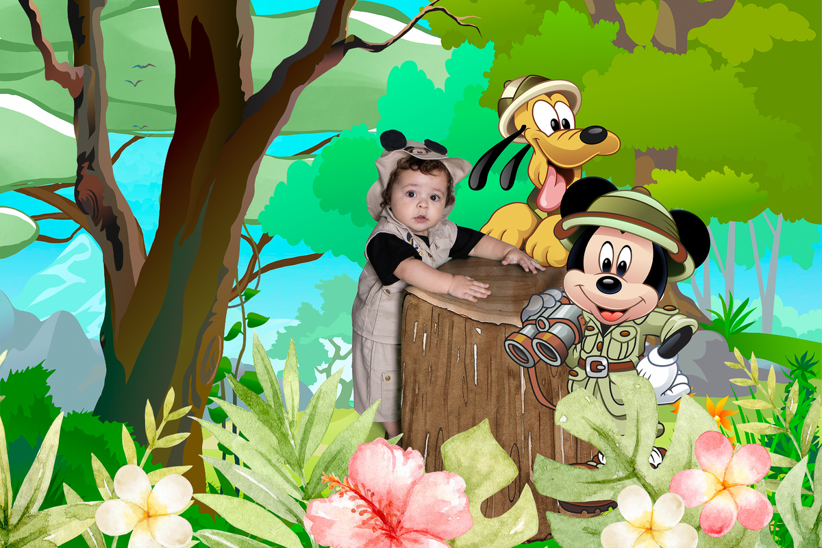 Bebê no ensaio Mickey safari, com toda a turminha em poses divertidas 