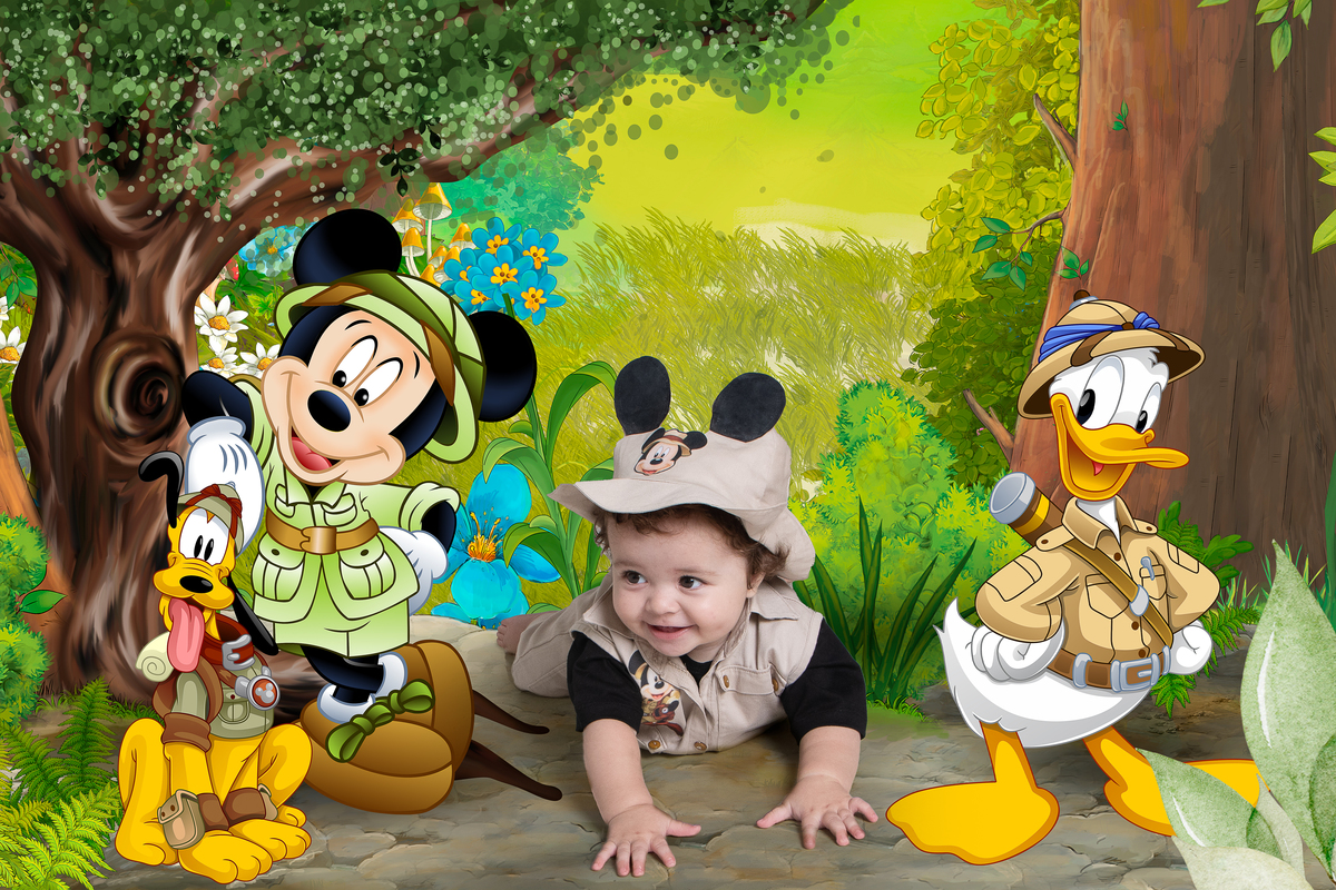 Bebê no ensaio Mickey safari, com toda a turminha em poses divertidas 