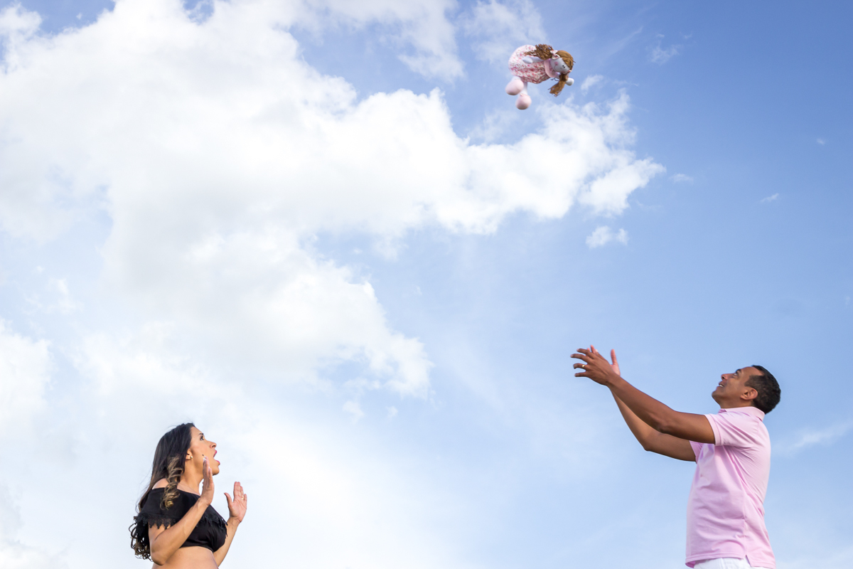 Ensaio gestante casal gravidez brincadeira