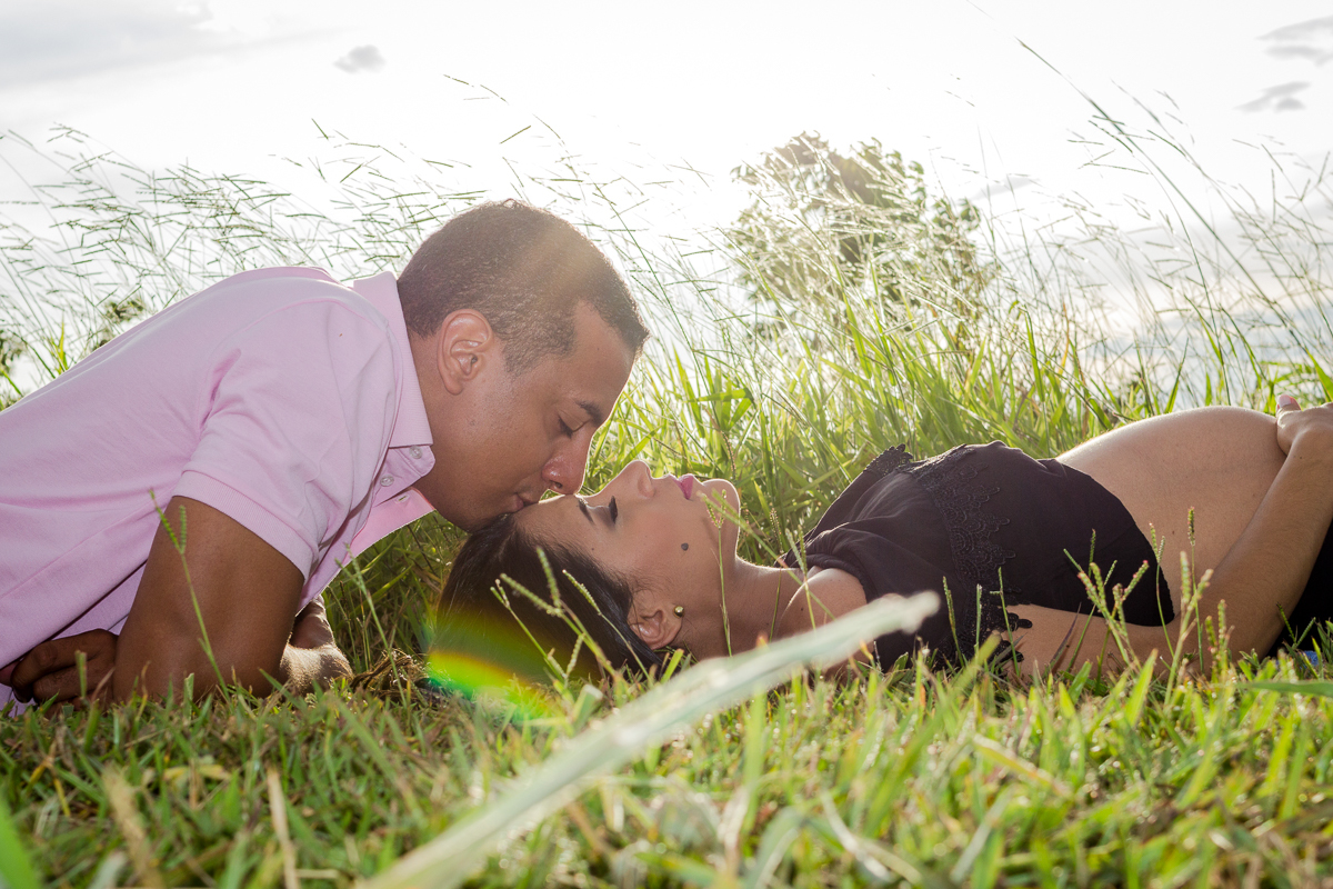 Ensaio gestante casal gravidez beijo