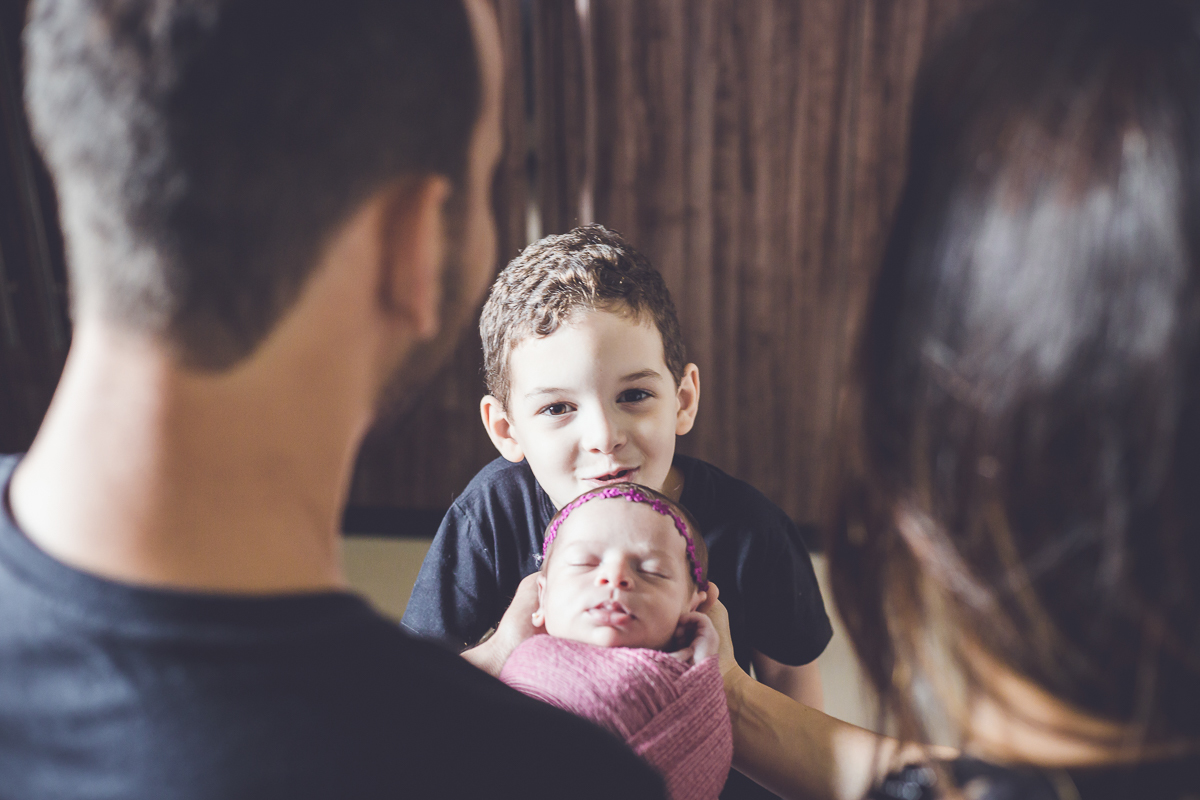 Ensaio recém-nascida, newborn, família, beijo de irmão