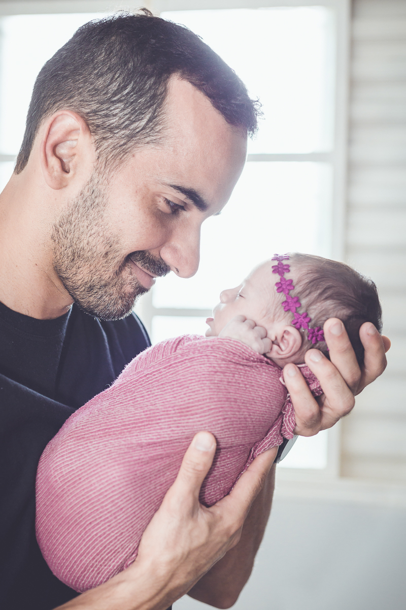 Ensaio recém-nascida, newborn, família, olhar do papai