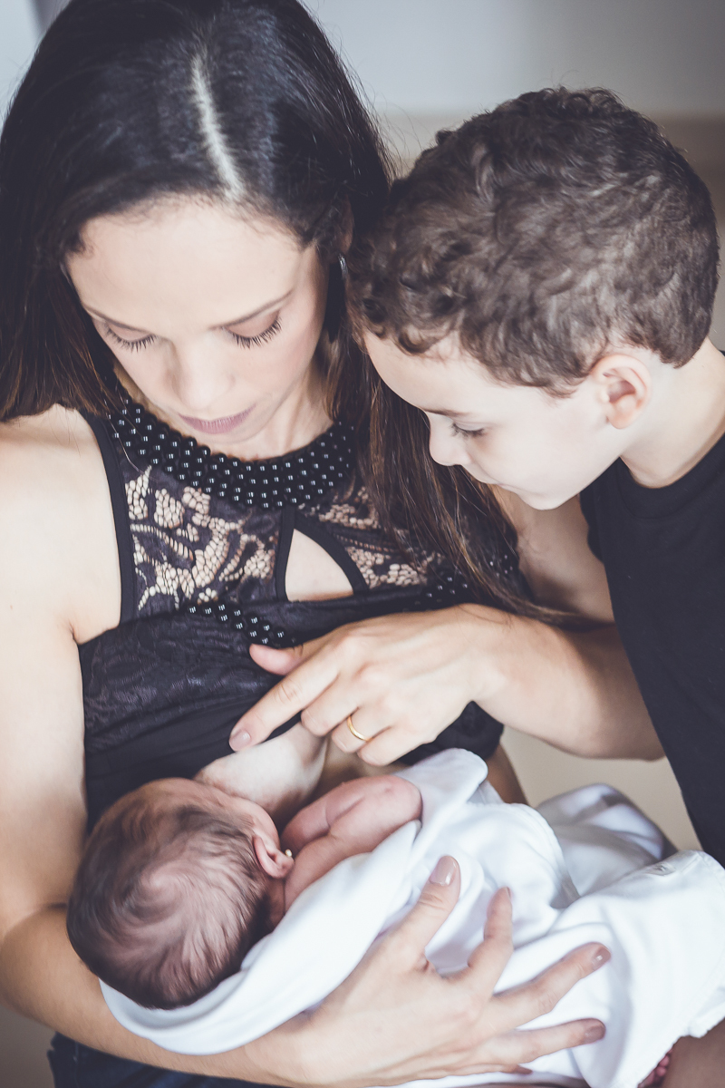 Ensaio recém-nascida, newborn, família, amamentando