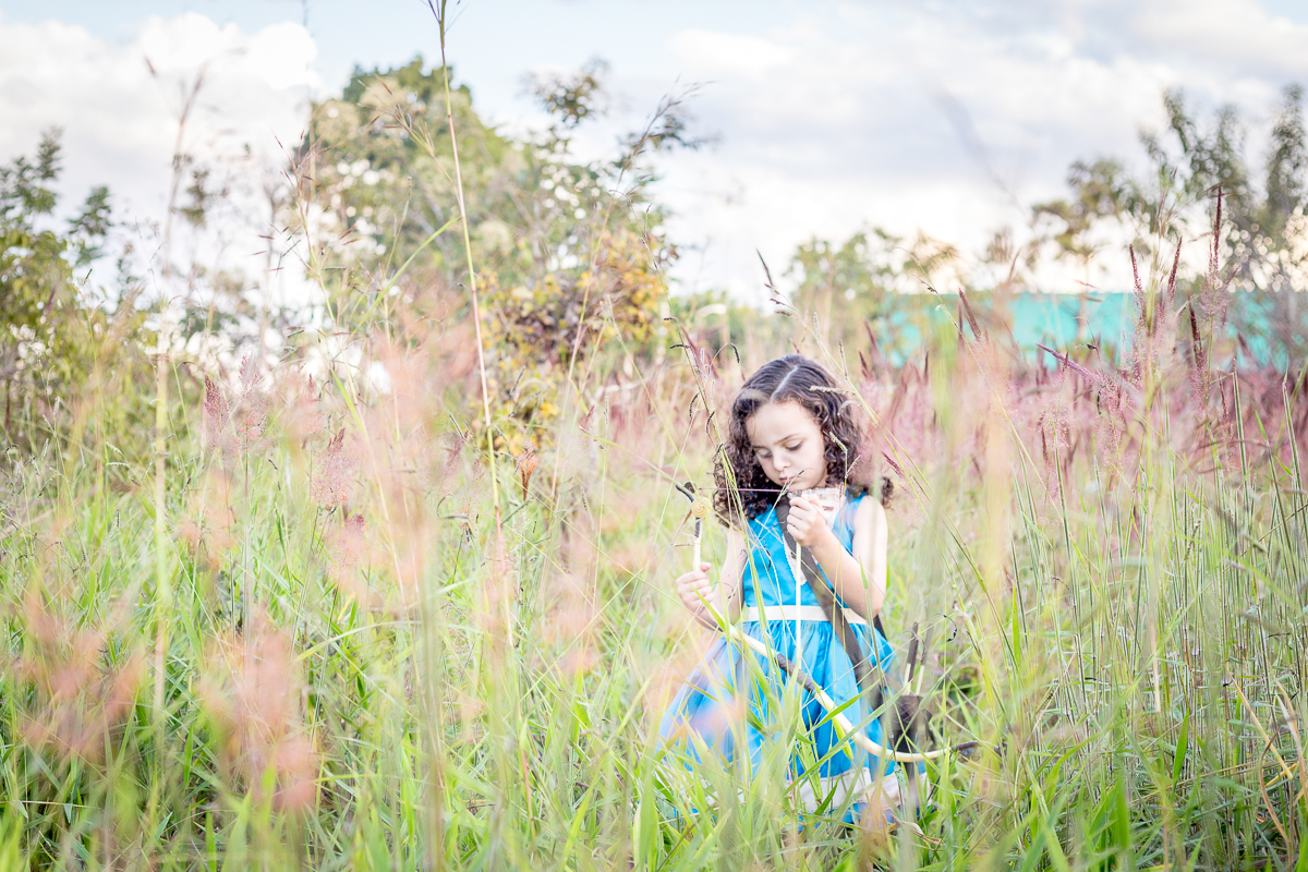 Ensaio infantil Valente Merida nossa filha Cecília arco e flecha diversão vestido azul