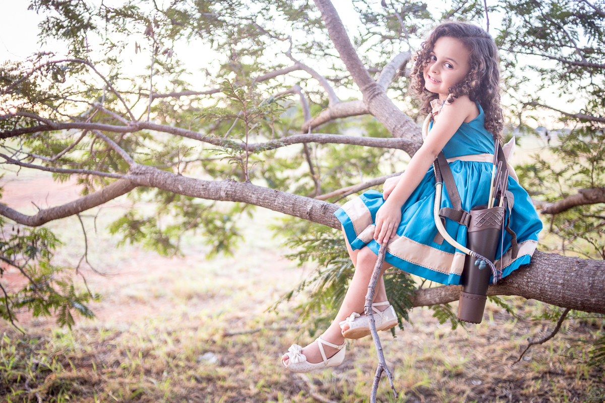 Ensaio infantil Valente Merida nossa filha Cecília arco e flecha diversão vestido azul