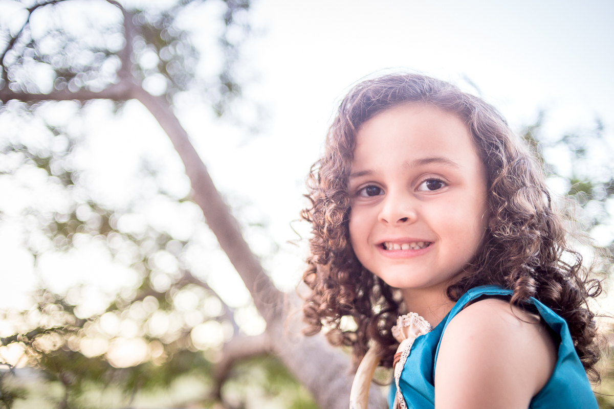 Ensaio infantil Valente Merida nossa filha Cecília arco e flecha diversão vestido azul