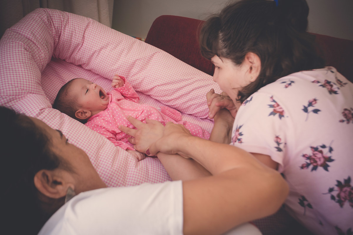 Encontro irmãs família recém-nascido Velos Valentim fotografia afetiva documental newborn lifestyle