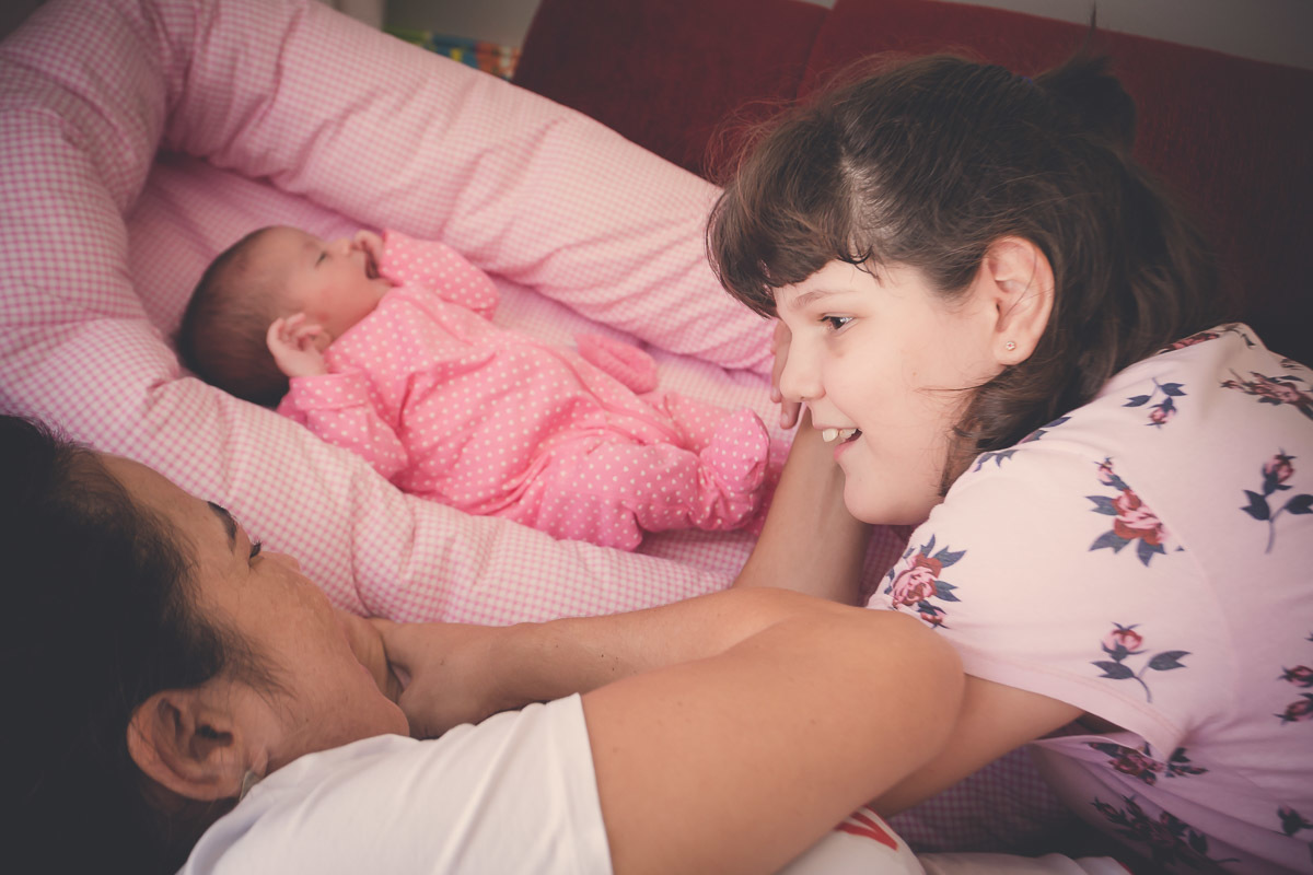 Encontro irmãs família recém-nascido Velos Valentim fotografia afetiva documental newborn lifestyle