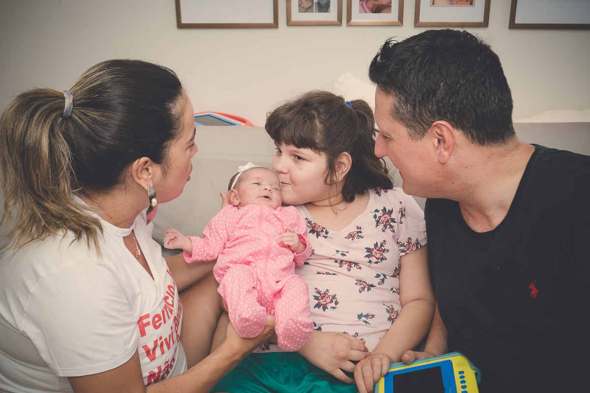 Encontro irmãs família recém-nascido Velos Valentim fotografia afetiva documental newborn lifestyle
