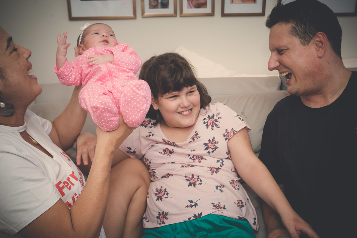 Encontro irmãs família recém-nascido Velos Valentim fotografia afetiva documental newborn lifestyle