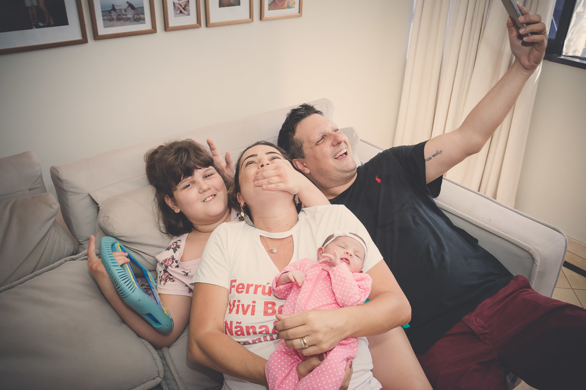 Encontro irmãs família recém-nascido Velos Valentim fotografia afetiva documental newborn lifestyle