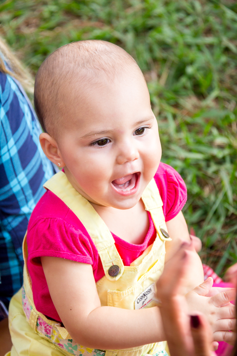 Bebê alegre sorrindo no seu aniversário